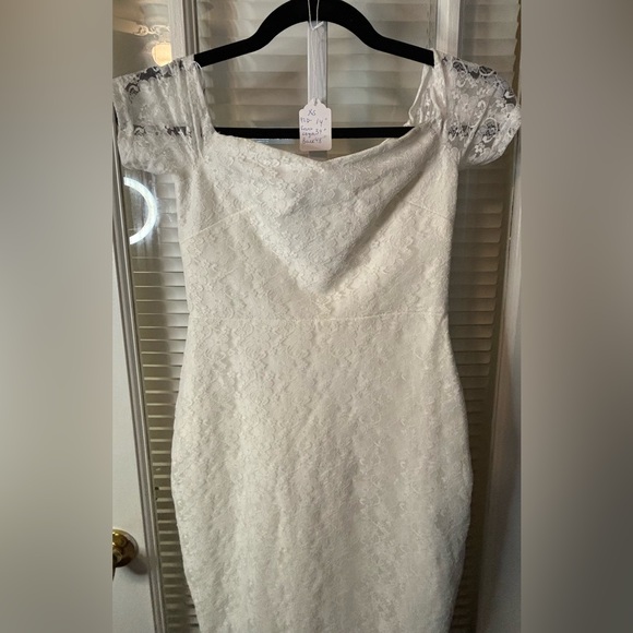 On or Off Shoulder Ivory/White Lace Lulus Wedding Dress-Size Extra Small - Picture 6 of 16